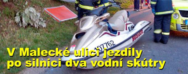 V Malecké ulici jezdily po silnici dva vodní skútry - uvolněný přívěs zranil chodce