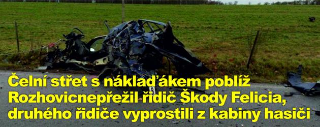 Čelní střet s náklaďákem poblíž Rozhovic nepřežil řidič Škody Felicia, druhého řidiče vyprostili z kabiny hasiči