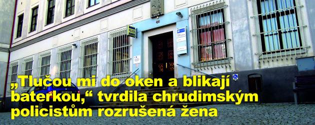 „Tlučou mi do oken a blikají baterkou,“ tvrdila chrudimským policistům rozrušená žena