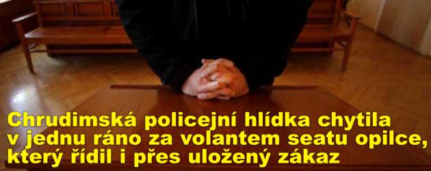 Chrudimská policejní hlídka chytila v jednu ráno za volantem seatu opilce, který řídil i přes uložený zákaz