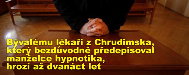 Bývalému lékaři z Chrudimska, který bezdůvodně předepisoval manželce hypnotika, hrozí až dvanáct let
