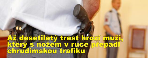 Až desetiletý trest hrozí muži, který s nožem v ruce přepadl chrudimskou trafiku