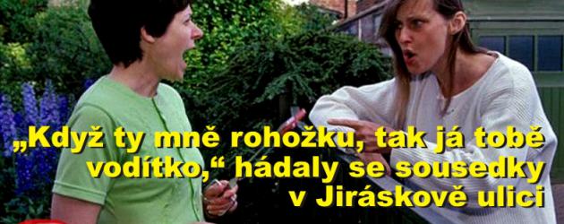 „Když ty mně rohožku, tak já tobě vodítko,“ hádaly se sousedky v Jiráskově ulici kvůli úklidu společných prostor