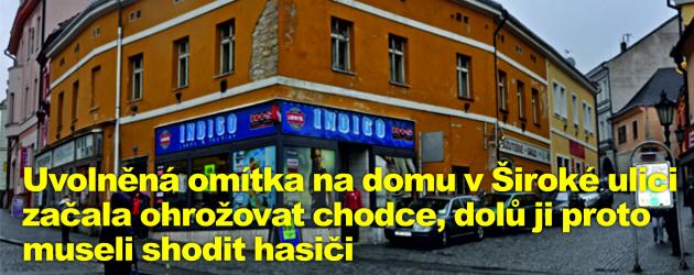 Uvolněná omítka na domu v Široké ulici začala ohrožovat chodce, dolů ji proto museli shodit hasiči