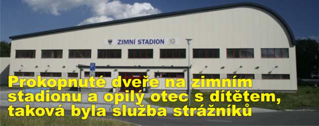Prokopnuté dveře na zimním stadionu, opilý otec s malým dítětem či noční randál, taková byla služba chrudimských strážníků