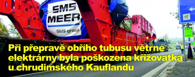 Při přepravě obřího tubusu větrné elektrárny byla poškozena křižovatka u chrudimského Kauflandu