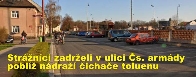Strážníci zadrželi v ulici Čs. armády poblíž nádraží čichače toluenu