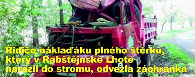Řidiče náklaďáku plného štěrku, který v Rabštějnské Lhotě narazil do stromu, odvezla záchranka