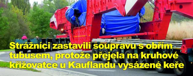 Strážníci zastavili soupravu s obřím tubusem, protože přejela na kruhové křižovatce u Kauflandu vysázené keře