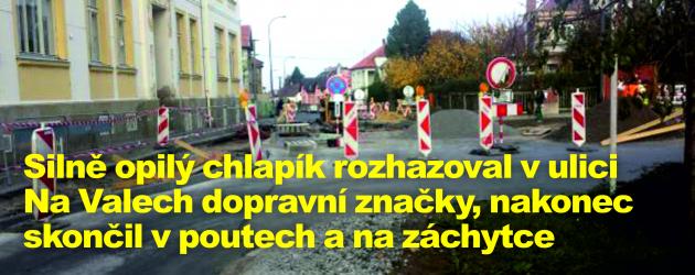 Silně opilý chlapík rozhazoval v ulici Na Valech dopravní značky, nakonec skončil v poutech a na záchytce