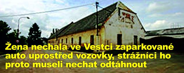 Žena nechala ve Vestci zaparkované auto uprostřed vozovky, strážníci ho proto museli nechat odtáhnout