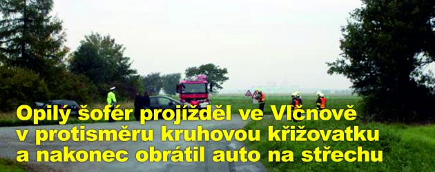 Opilý šofér projížděl ve Vlčnově v protisměru kruhovou křižovatku a nakonec obrátil svoje auto na střechu