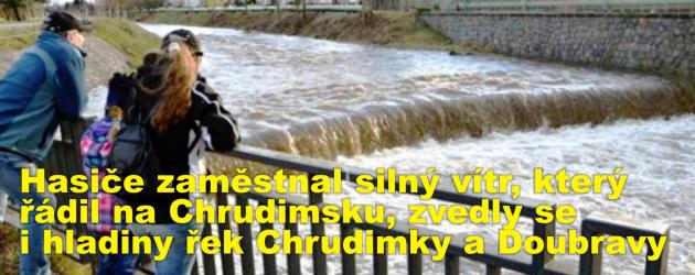Hasiče zaměstnal silný vítr, který řádil na Chrudimsku, zvedly se i hladiny řek Chrudimky a Doubravy