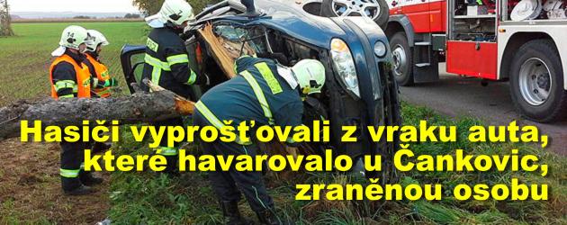 Hasiči vyprošťovali z vraku auta, které havarovalo u Čankovic, zraněnou osobu
