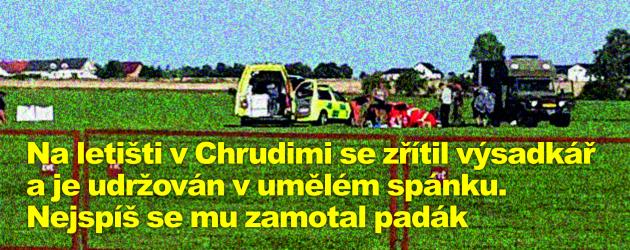 Na letišti v Chrudimi se zřítil výsadkář a je udržován v umělém spánku. Nejspíš se mu zamotal padák
