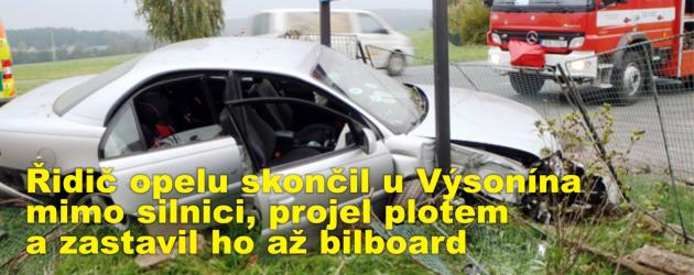 Řidič opelu skončil u Výsonína mimo silnici, projel plotem a zastavil ho až bilboard