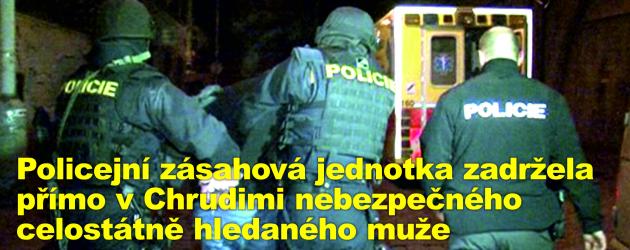 Policejní zásahová jednotka zadržela přímo v Chrudimi nebezpečného celostátně hledaného muže