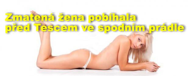 Zmatená žena pobíhala před Tescem ve spodním prádle po parkovišti a lezla lidem do kufrů aut