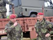 Chrudimští výsadkáři se zúčastní vojenského cvičení NATO v Polsku, část jich vyrazila vlakem, zbytek letadlem