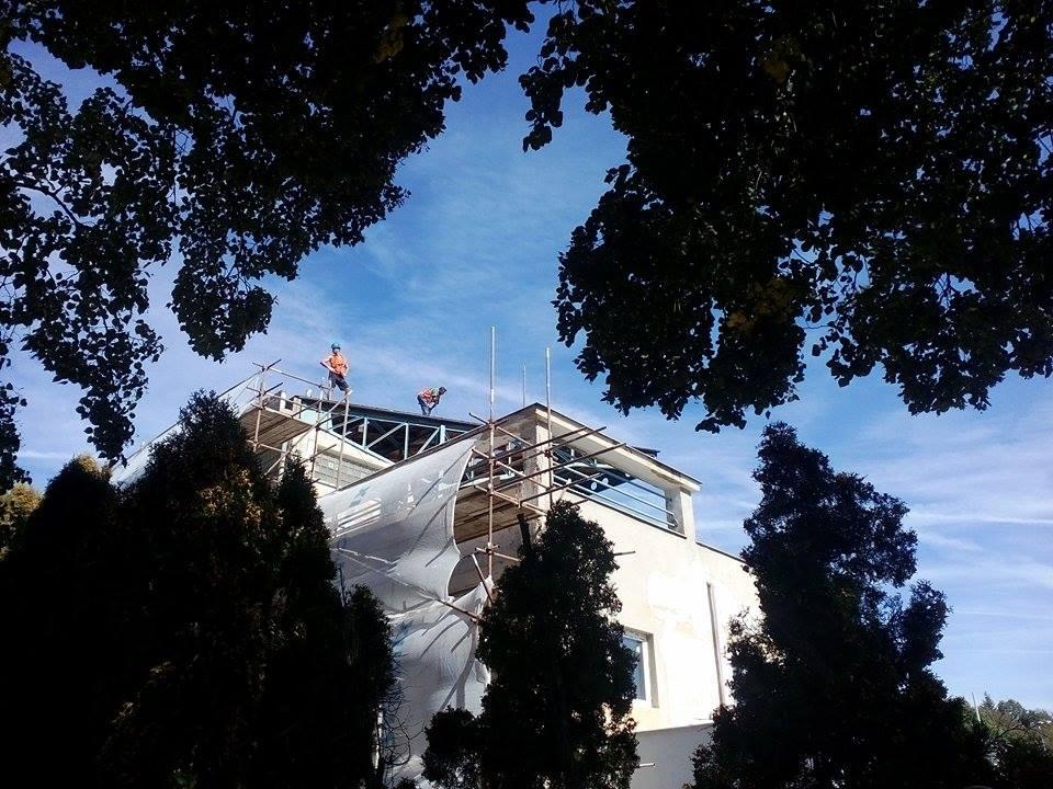 Zima zpomalila rekonstrukci "Emiláku", dělníci přesto dál pracují jak na opravě střechy, tak i vnitřku tribuny