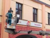 Technické služby se pustily do čištění ozdobných lamp v okolí Resselova náměstí