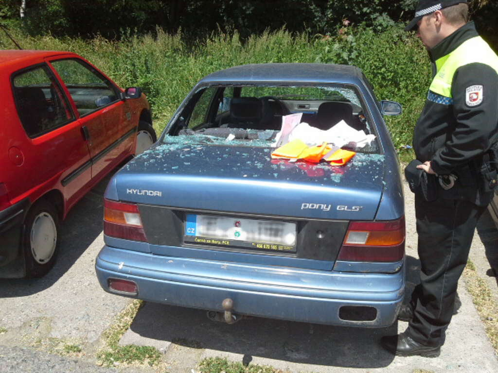 Zapomenutá voňavka explodovala v autě a rozbila zadní okno