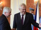 Čechlovský tvrdí, že měl prezident Zeman právo jmenovat Rusnokovu vládu, Chvojka s tím však nesouhlasí
