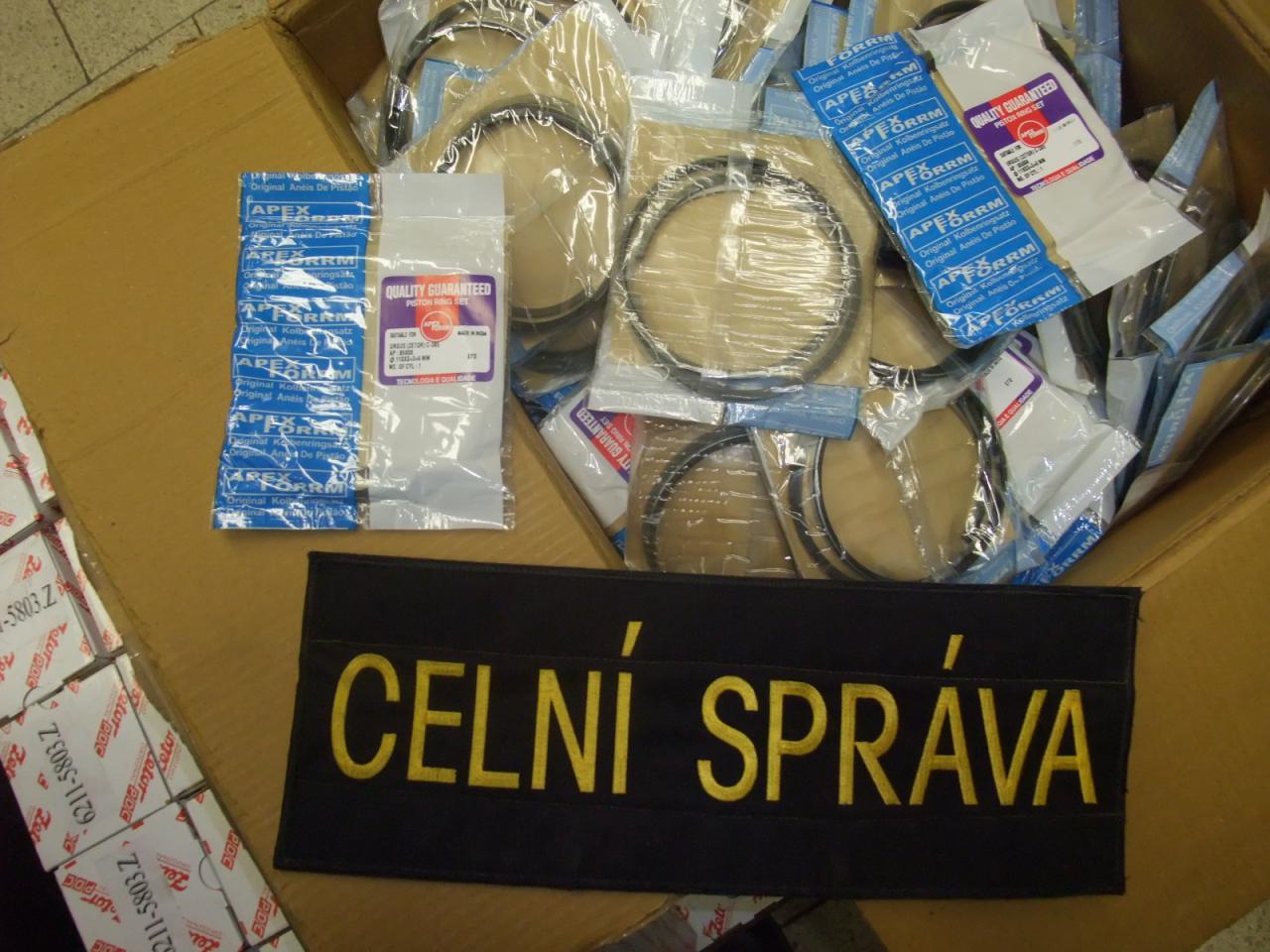 Celníci odhalili tisíce padělků náhradních dílů s označením Zetor