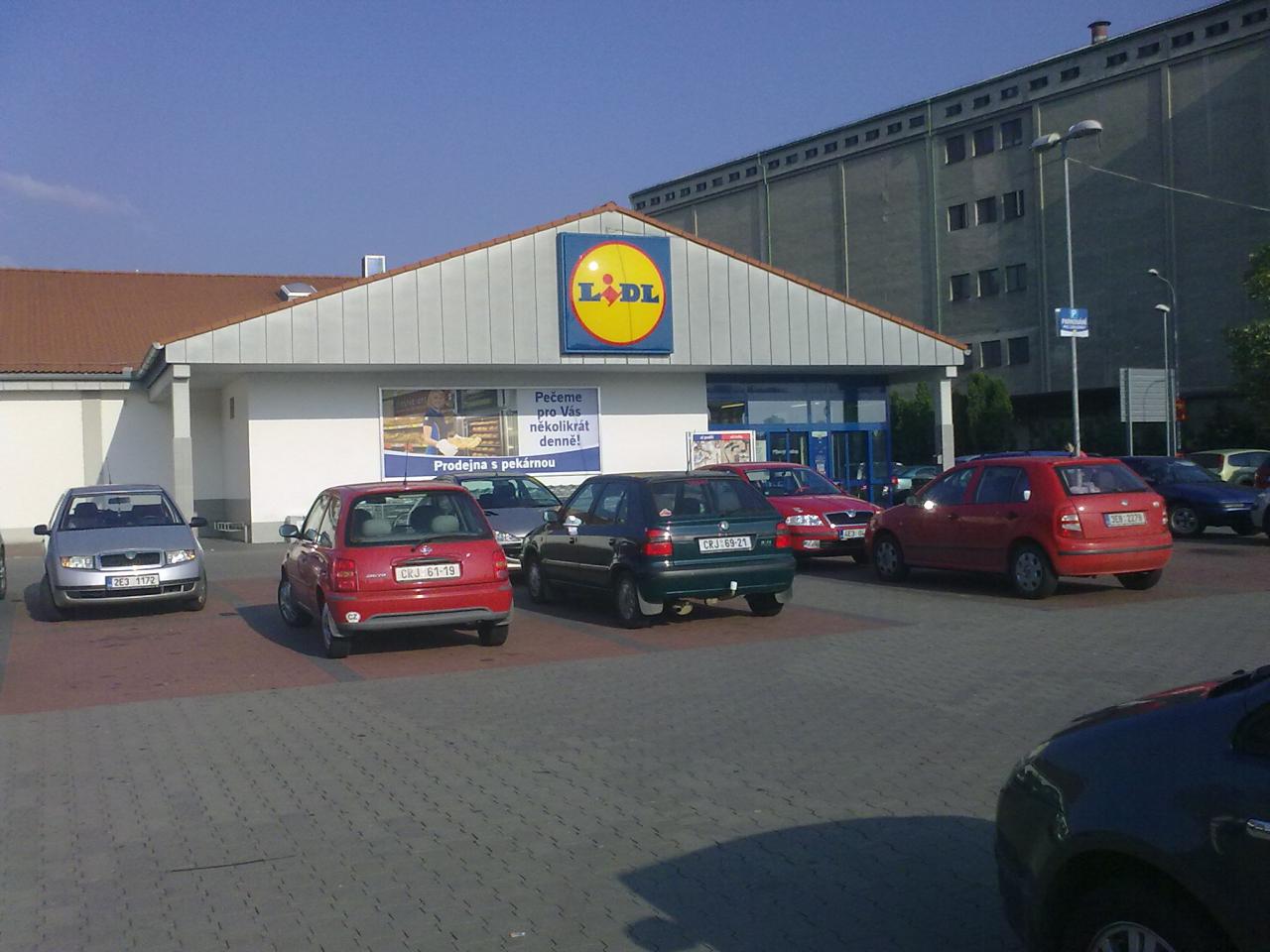 V chrudimském Lidlu chytli zloděje, kteří ukradli zboží téměř za tisícovku