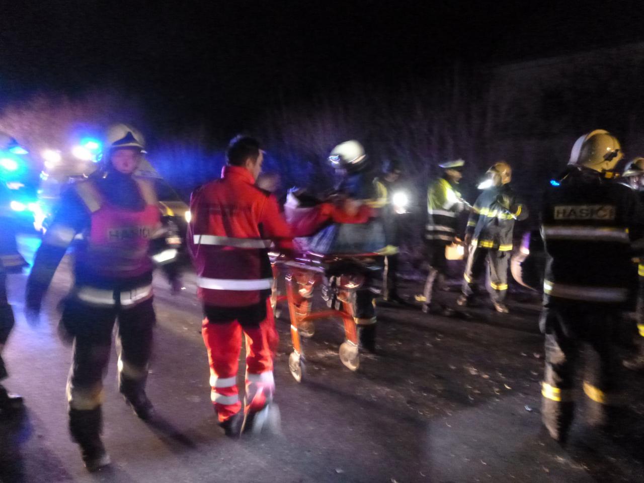 Dvě auta do sebe napálila poblíž Horky, oba řidiči skončili v rukou zdravotníků