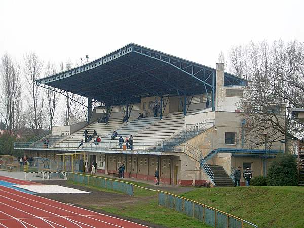 Obstrukce opozičních zastupitelů kvůli příslibu sportovcům, že dostanou dva a půl milionu na opravu tribuny