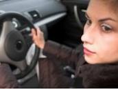 Řidička usedla za volant a vyrazila na silnici s více než třemi promile, po noci na záchytce si ji odvezla policie