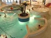 Aquacentrum Pardubice pořídilo nové zvedáky pro vozíčkáře, díky nimž se teď dostanou až do bazénů
