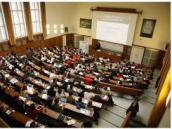 Recepční neměla pochopení pro psa, který toužil po vzdělání, a přivolala na něho do auly strážníky