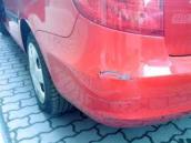 Před mateřinkou v ulici Strojařů už tři týdny překáží na chodníku odstavené červené auto