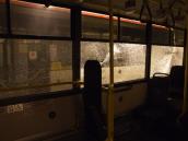 Vandalové rozmlátili v noci kameny okna jedoucího autobusu MHD