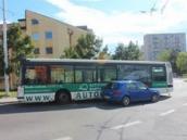 Policie hledá svědky srážky autobusu s osobním autem