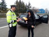 Chrudimští dopravní policisté rozdávali kontrolovaným řidičům reflexní vesty