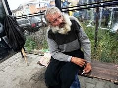 Bezdomovec tropil nepořádek na zastávce MHD u Tesca
