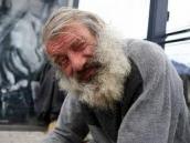 Strážníci vykázali bezdomovce, kteří na zastávce MHD poblíž Tesca otravovali kolemjdoucí