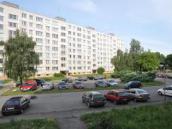 Zakrvácené schodiště v bytovém domu přimělo strážníky otevřít byt, na zvonění jim nikdo neotvíral