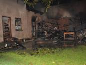 Hasiči likvidovali požár přístřešku mezi dvěma domy, uvnitř explodovala lahev s acetylenem