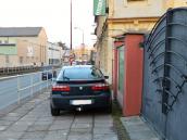V rušné Čáslavské ulici parkuje na chodníku už třetí den renault a strážníci ho tu nechávají stát bez povšimnutí