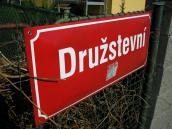 V Družstevní ulici nacouval řidič tmavě modré dodávky do zaparkované škodovky, hned nato z místa ujel