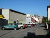 Auto bez řidiče se nekontrolovaně rozjelo z parkoviště ve Fibichově ulici přímo do silnice