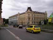 Muže zmohla únava a tak si v poledne ustlal na trávě u kruháku na Bídě