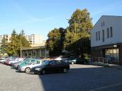 Strážníci vyprovodili z parkoviště před chrudimskou nemocnicí ženu, která tam tropila nepořádek 