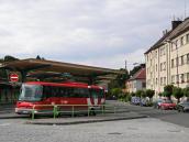Muž si v ulici Čs. armády "ustlal" na zastávce autobusu rovnou na zemi, prý ho zmohla únava