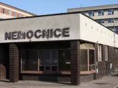 Bezdomovec si spletl vestibul chrudimské nemocnice patrně s ubytovnou