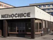 Ve vestibulu chrudimské nemocnice posedávala dvojice bezdomovců, museli ji odsud vyprovodit strážníci